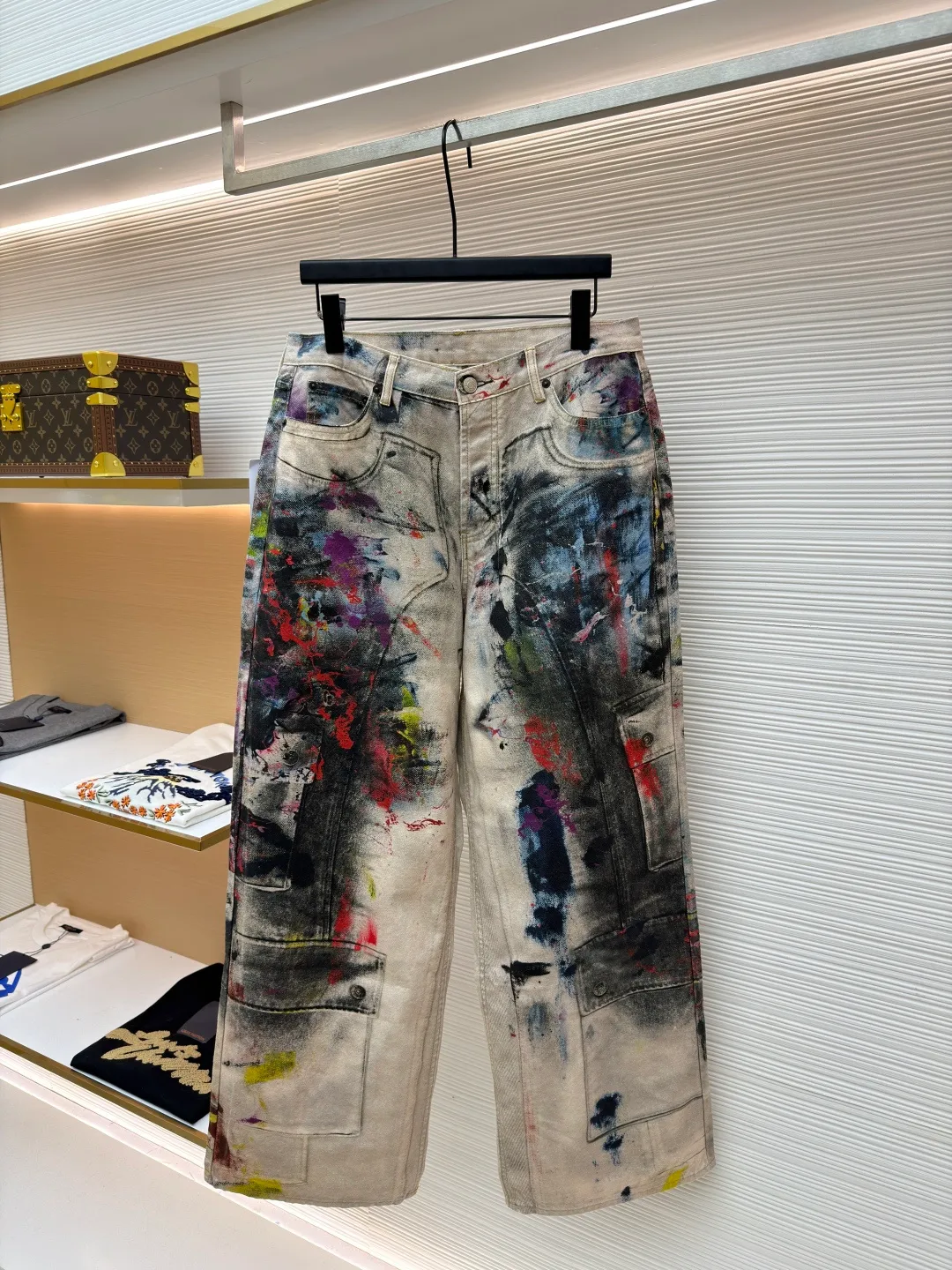 Acne Studios 3D color printed jeans ●Original version: Purchased and developed by 4989 ●Item number: 1681426- ●Material: denim fabric ●Technology: 3D production ●Version: loose fit ●Weight: about 720 grams ●Size: XS-S-M-L-XL-XXL ●Description: Customized high-weight organic cotton twill (14oz) is specially developed for ACNE. It is blended with long-staple cotton + 2% elastic fiber to ensure a crisp feel and moderate extensibility, suitable for loose tailoring. Distressed effect and 3D thermal transfer technology: It is a non-traditional washed distressing treatment. The surface distressed texture is not achieved through physical friction or bleaching. Instead, 3D thermal transfer technology is used to penetrate the preset distressed pattern into the interior of the fiber using high temperature and high pressure to achieve pixel-level distressed details such as partial whitening and shadow gradients, and the color fastness is better than traditional printing. The overall wiring is straight and delicate, the fabric is comfortable and soft, and the color is consistent without color difference. It can be matched with the same style to create a fashionable look and control various occasions. Customized accessories, complete with three standards, same style for men and women!